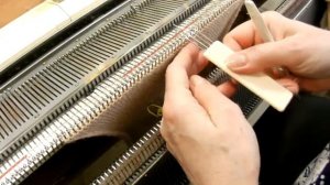 Ажурный узор ручной деккеровкой на вязальной машине.Мастер-класс машинное вязание