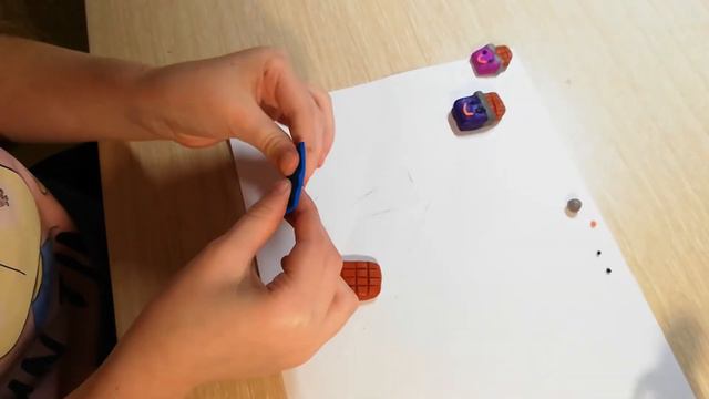 Лепим шоколадку из пластилина смотреть онлайн