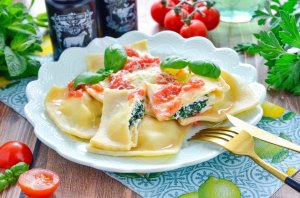 КАК ПРИГОТОВИТЬ РАВИОЛИ С СЫРОМ И ШПИНАТОМ