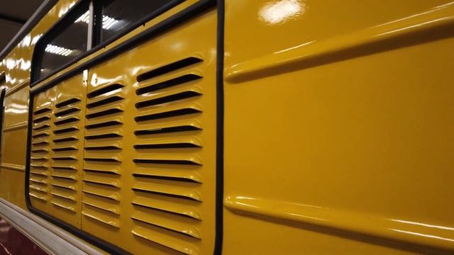 Выставка. Ретро-вагоны. Станция метро "Партизанская". 13.05.2023 год.
