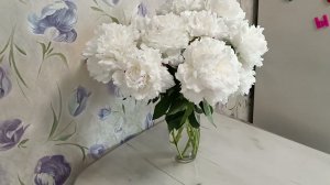 Сногсшибательные пионы радуют  не только женские глаза, но и кухонный стол. Цветы в вазе. Букет.