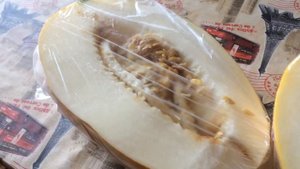 Мухи внутри дыни