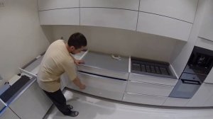 Кухня Nolte со стеклянным белым фасадом для частного дома