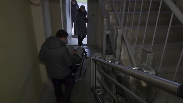 Инвалиды-колясочники могут воспользоваться гусеничным лестничным подъёмником