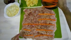 Рулет куриный фаршированный морковью и омлетом - самое вкусное, что можно приготовить из курицы.