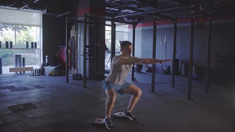 Приседания с блинами под пятками/ Heels elevated squat