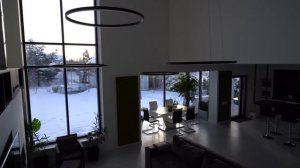 Обзор дома со вторым светом и большим гаражом.  Двухэтажный проект дома с традиционным фасадом.