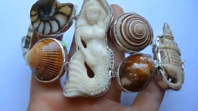 Серебряный браслет с резьбой по кости буйвола, ракушками и аммонитом. смотреть онлайн