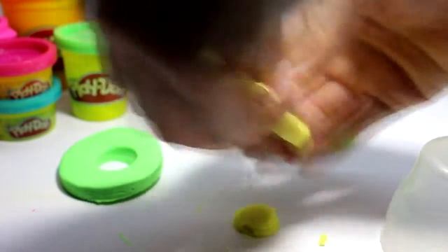 Маленькие продукты. Лепим вкусные пончики из пластилина Play Doh. смотреть онлайн