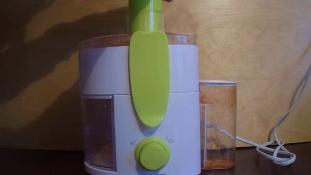 Какова соковыжималка Scarlett SC-JE50P01 в работе: морковь смотреть онлайн