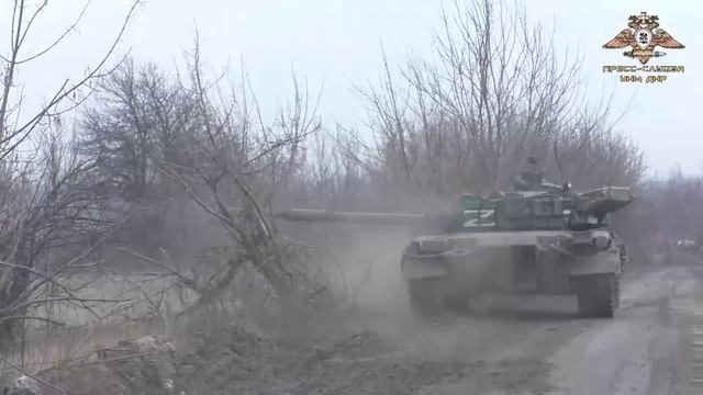 Бойцы отдельного танкового батальона подавляют огневые точки противника на авдеевском направлении смотреть онлайн