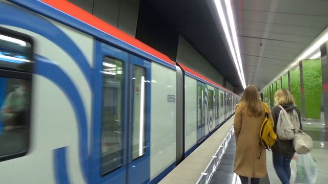 Электропоезд 81-765/766/767.3 "МОСКВА" №35 на станции метро Раменки смотреть онлайн