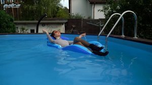 Daxsha badet im Pool! Daxsha bathes in the pool! #Pool #Wetlook #Nylons