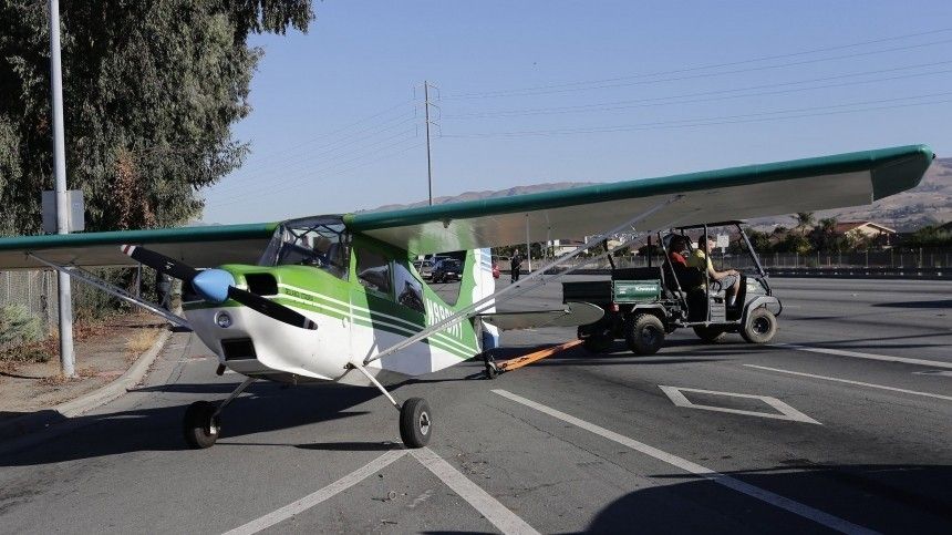 Самолет экстренно приземлился на трассе в Калифорнии, задев грузовик