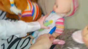 ИГРАЕМ  В ДОКТОРА С УКОЛАМИ ЛЕЧИМ БОЛЬНЫХ ВИДЕО ДЛЯ ДЕТЕЙ