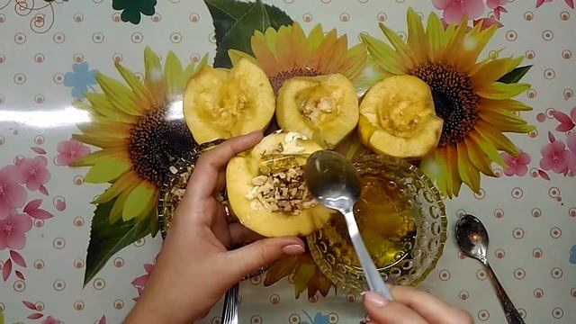 Запеченная айва с орехами и медом