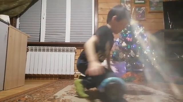 НОВОГОДНЕЕ ВИДЕОПОЗДРАВЛЕНИЕ. ТРЮКИ С ГИРОСКУТЕРОМ)) смотреть онлайн