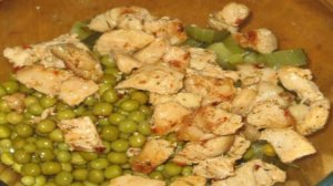 Салат из куриной грудки с зеленым горошком
