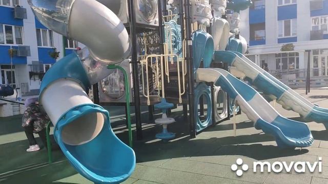 В Одессе тепло и солнечно, идём с внуком в гости. Детские площадки в ЖК "Омега" #Odessa #Ukraine смотреть онлайн