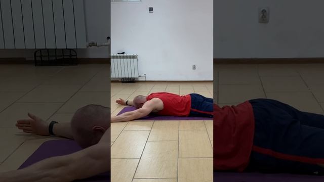 Экстензия на полу со сведением лопаток