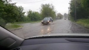 Городок наш разделяет река.