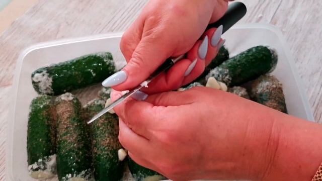 Малосольные ХРУСТЯЩИЕ огурчики сухого посола.Мой любимый РЕЦЕПТ с укропом и чесноком на закуску. смотреть онлайн