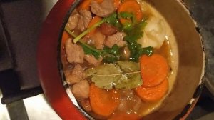 Тушёная свинина с овощами в горшочке.