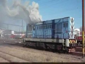Тяжёлый запуск двигателя на тепловозе ЧМЭ2 с огнём из труб!