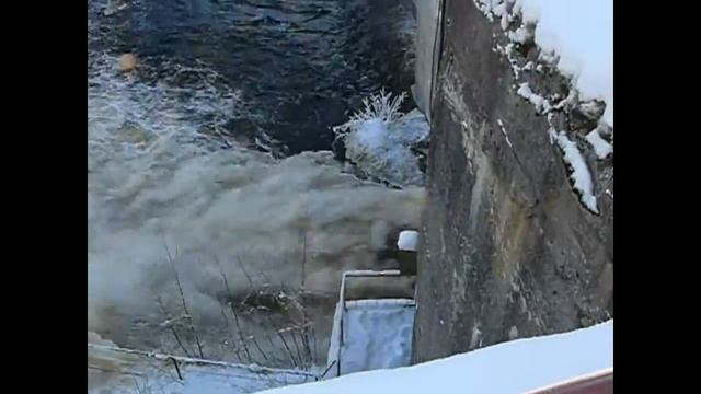 сброс воды на плотине в Гирвасе смотреть онлайн