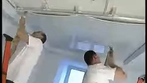 Как делать натяжной потолок