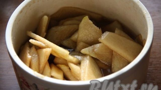 Салат с грушей, сыром и курицей