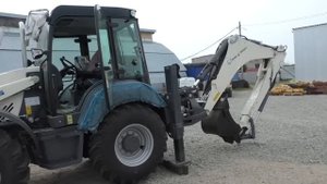 Выгружаем НОВИНКУ российской спецтехники — экскаватор-погрузчик TLB 995. Равных ему нет!