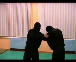 Выведение из равновесия использую болевое нажатие на гортань.