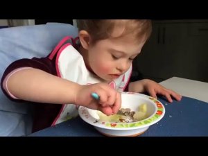 Самостоятельная еда вилкой