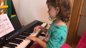 Этюд 1 из сборника Корольковой «Крохе-музыканту. Играет Маша, 4 года