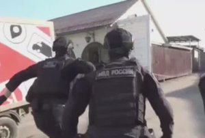 В Питере провели рейд. Бойцы с мигрантами не церемонились, укладывая их мордами в грязный пол.