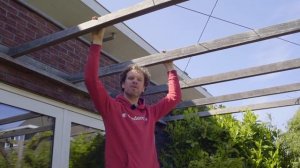 Anbau Pergola mit einem Kastanienzäunchen als Dach