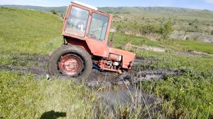 Трактор Т-25 застрял в болоте и буксует.На помощь едет Т-40 и буксирует его