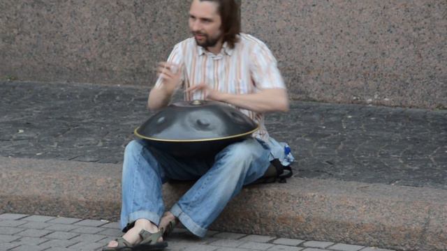 Санкт-Петербург. Уличный музыкант играет на ханге около Михайловского сада (2013.06.24) смотреть онлайн