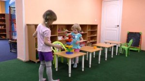 Развлекательный детский центр с горками, батутами и бассейном. Дети играют в детский сад.