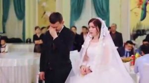 парень целует ноги своим родителям 🙏🙏🙏