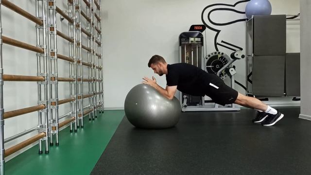 Планка на фитболе  динамическая  вариант 1 смотреть онлайн