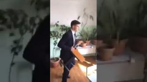 Школьник выкинул стул из окна