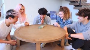 ЧЕЛЕНДЖ ИГРА В БУТЫЛОЧКУ  с Крашами | Stokes Twins на русском