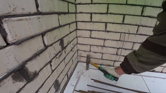 Пошла ЖАРА на СТРОЙКЕ!Укладка первого ряда блока и армирование!
