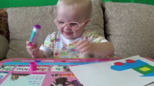 АППЛИКАЦИЯ ИЗ ЦВЕТНОЙ БУМАГИ ПАРОВОЗИК ДЛЯ МАЛЫШЕЙ ♥ Ребенок 1 год 10 месяцев смотреть онлайн