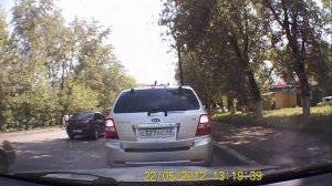 Скорая помощь едет по тротуару