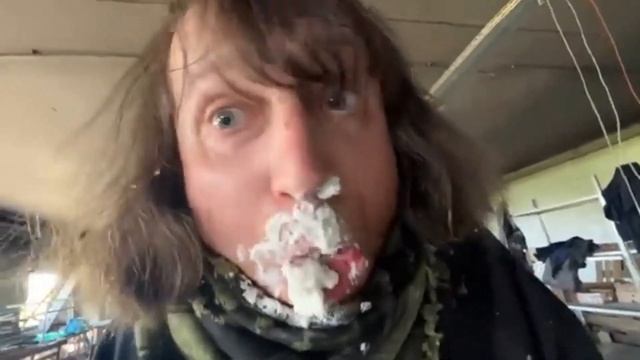 Камрад ест просроченный йогурт