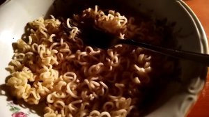 Пробую роллтон с острой курицей