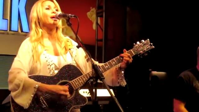 EG Daily "The Walls" смотреть онлайн